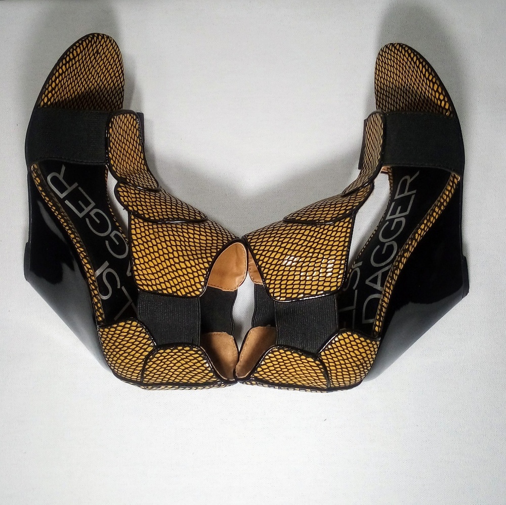 Kelsi Dagger Snake Print Wedges
Size 6.5
